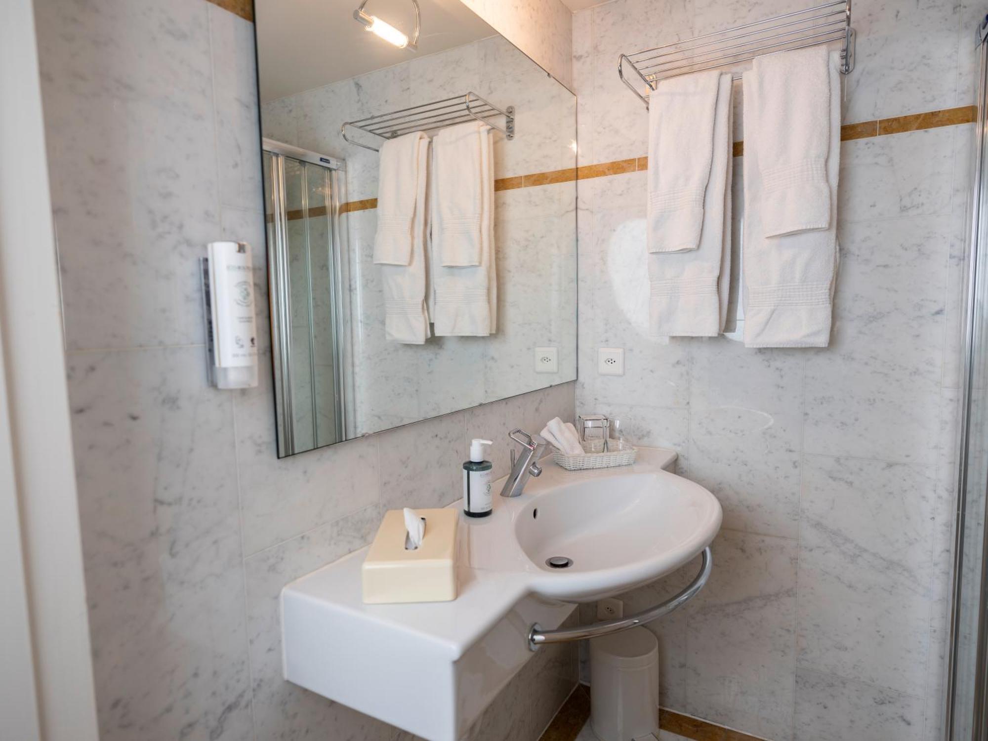 Romantik Hotel De L'Ours Sugiez Екстер'єр фото