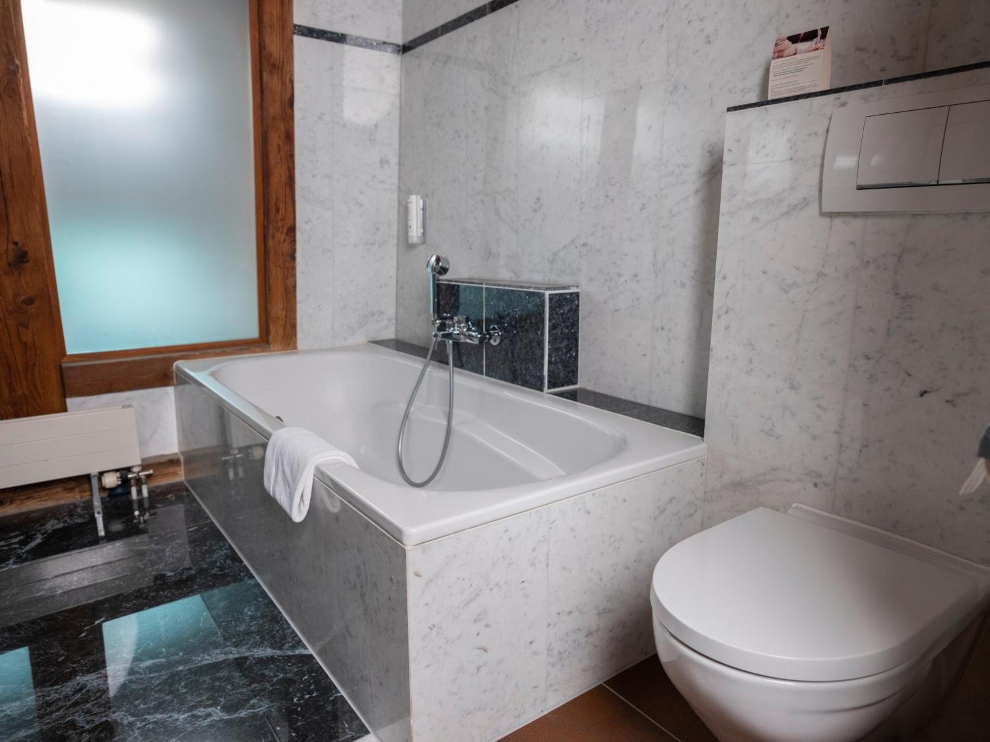 Romantik Hotel De L'Ours Sugiez Екстер'єр фото