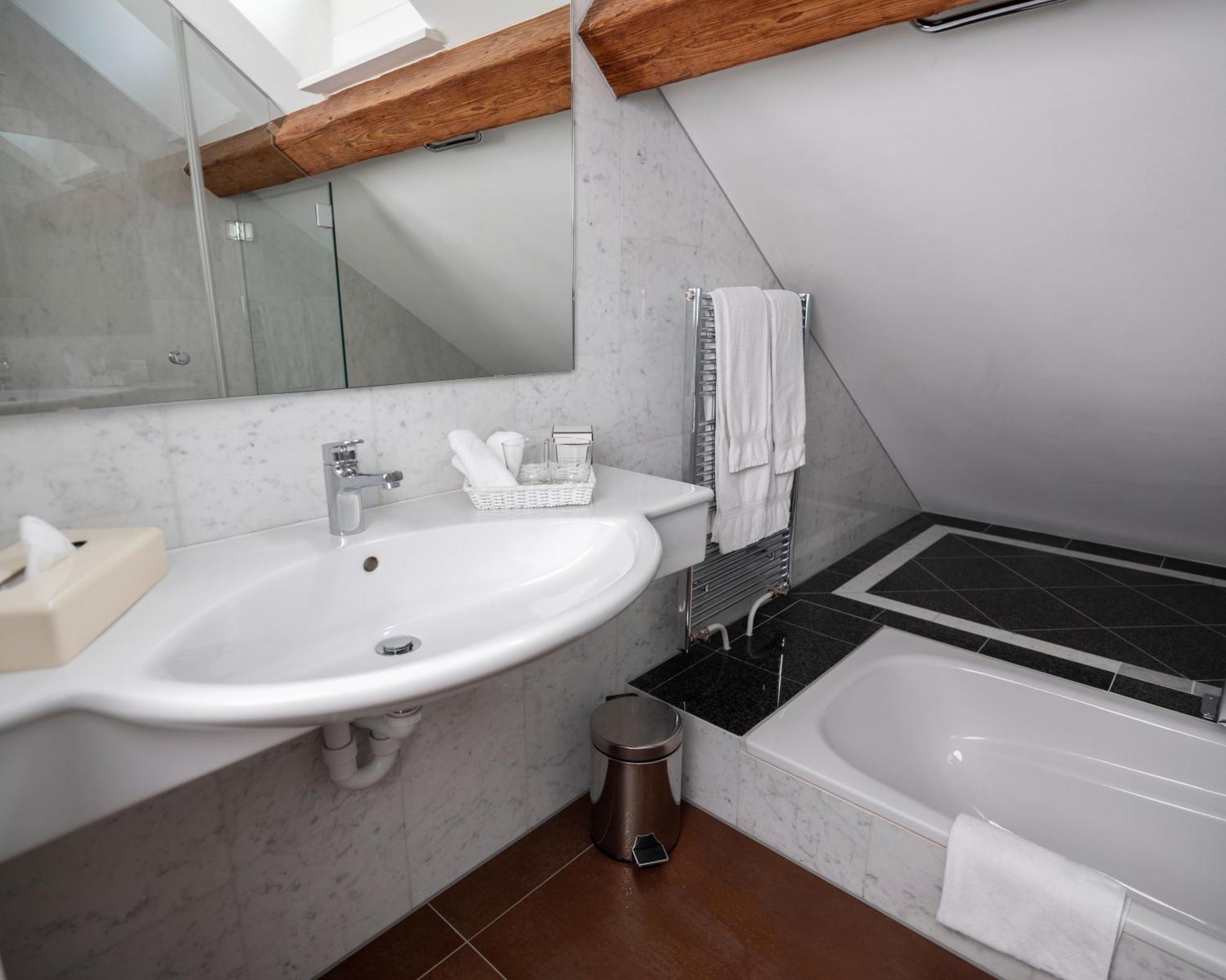 Romantik Hotel De L'Ours Sugiez Екстер'єр фото